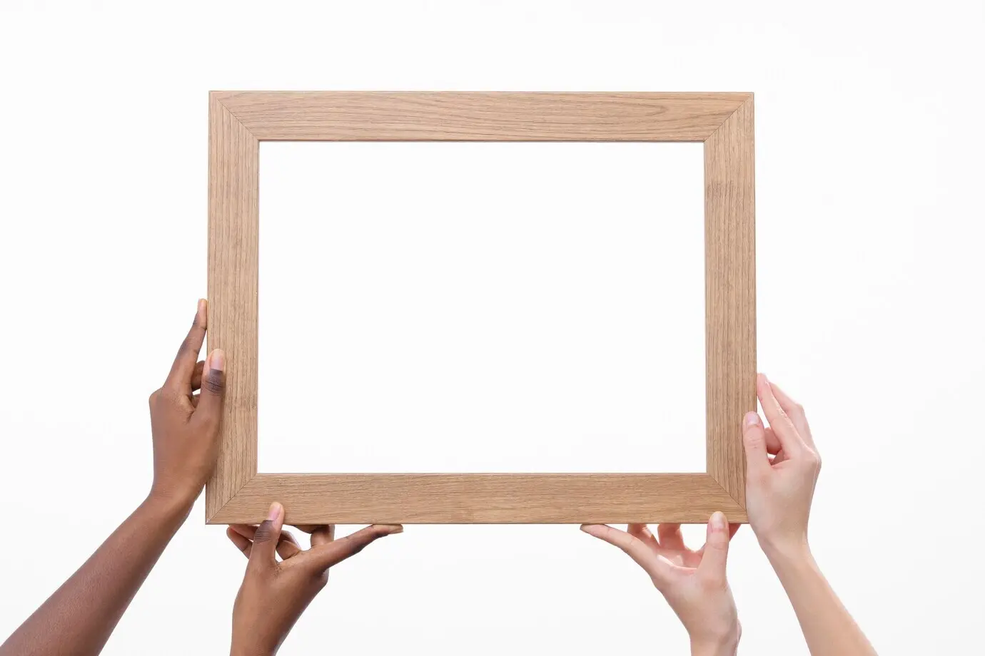Vier Hände halten einen Holzrahmen in Vorderansicht.