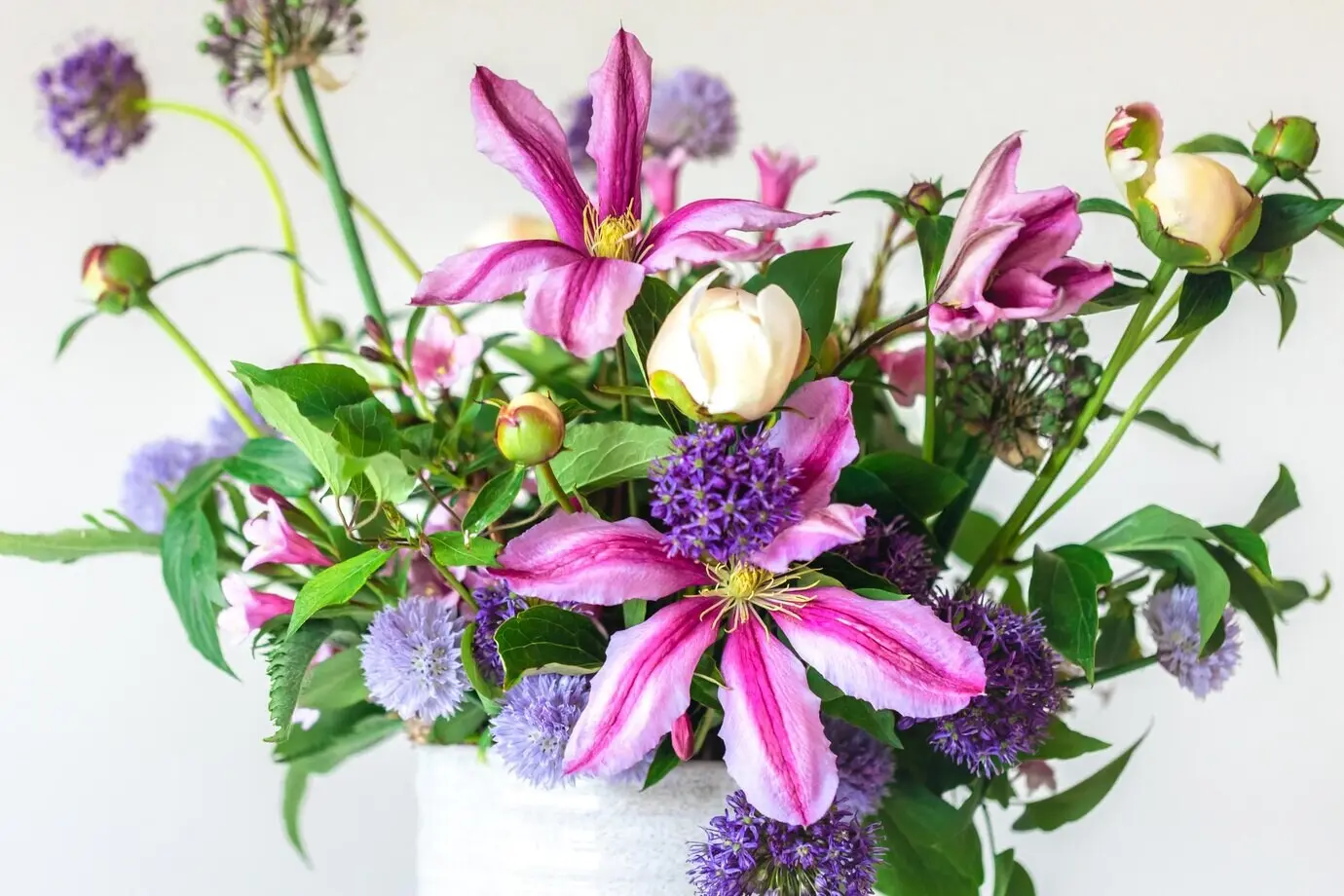 Blumen aus einem heimischen Garten in einer Vase auf weißem Hintergrund.