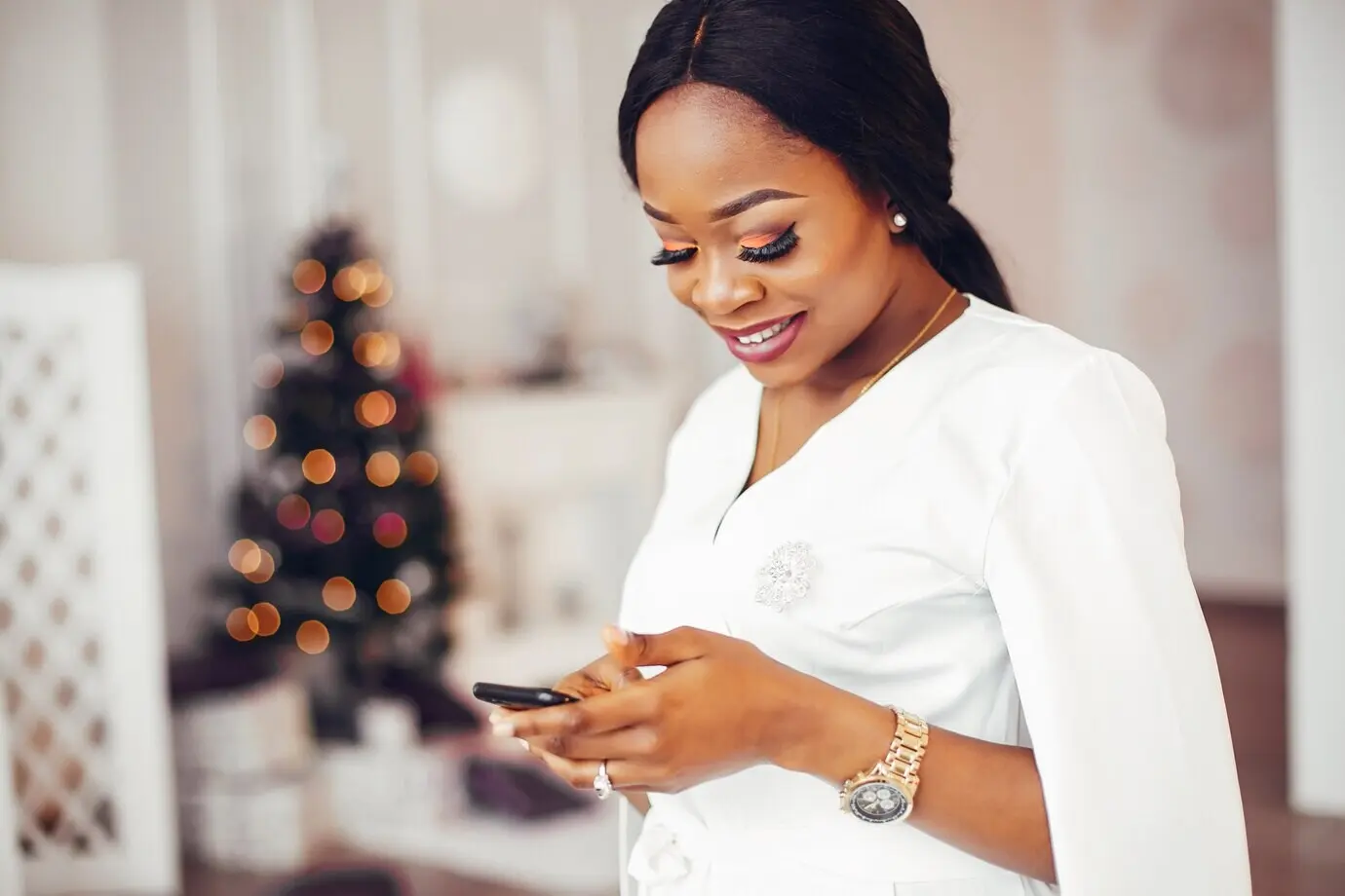 Ein elegantes schwarzes Mädchen in einem Zimmer zu Weihnachten.