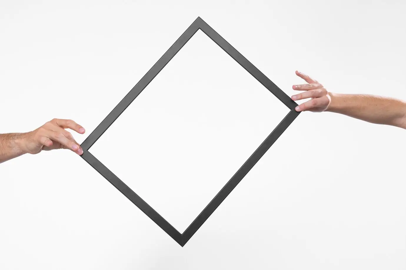 Zwei Hände halten einen dunklen Rahmen, Vorderansicht.